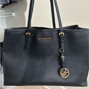 Very Good Used Condition Michael Kors Jet Set Tote